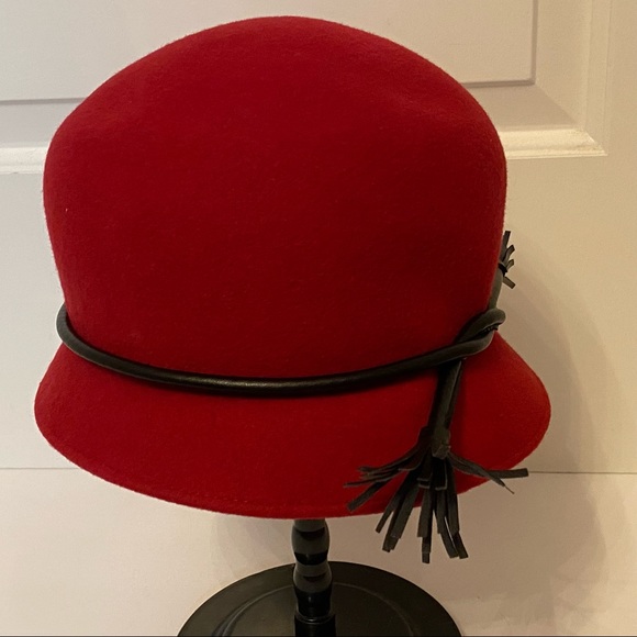 ALESSANDRA BACCI SCARPELLINI FIRENZE ITALY HAT RED BLACK LEATHER FRINGE TIE main image 4